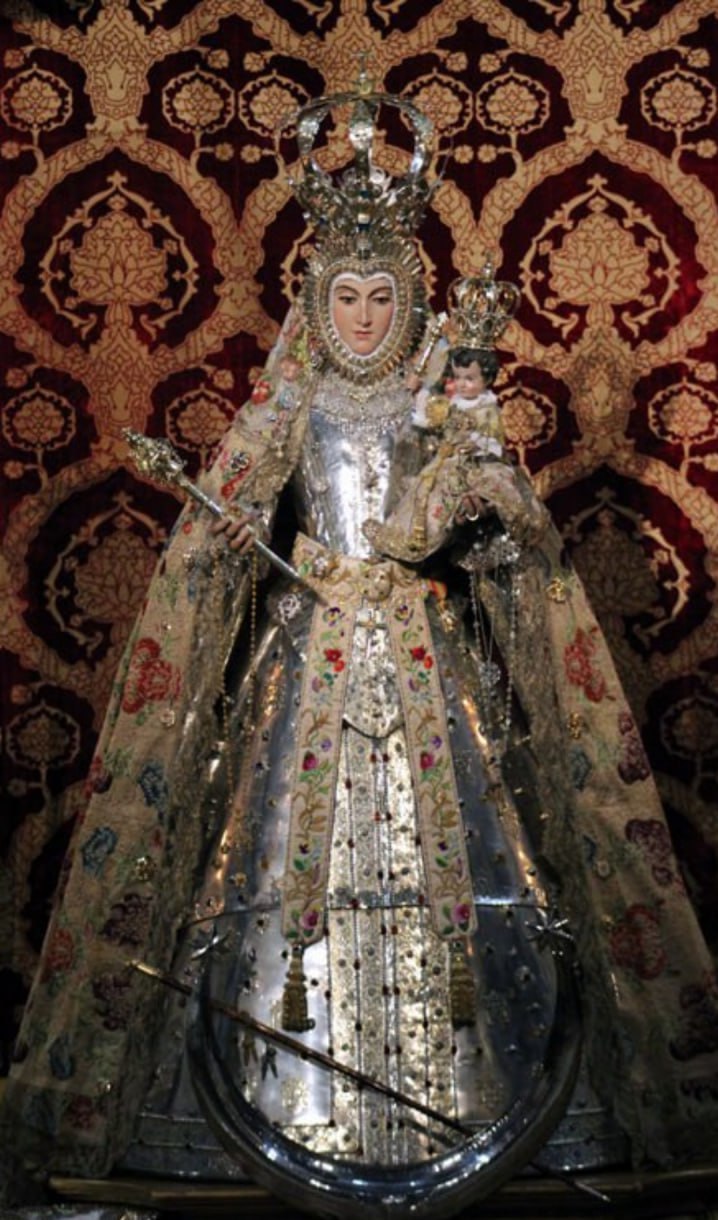 Ничего святого из храма в испанской Гранаде похитили 18 украшений с образа Девы Марии В испанской Гранаде в церкви Санта Крус ла Реаль произошла кража ювелирных украшений с образа Девы Марии Розария Об этом сообщила газета El Espanol ссылаясь на свои источники Братство Розария Гранады уточнило что украденные украшения были личными пожертвованиями прихожан В организации рассказали что об инциденте уже уведомлена судебная полиция с которой Братство активно сотрудничает По их словам видеозаписи с камер наблюдения помогут установить детали происшествия Камеры зафиксировали двух мужчин с открытыми лицами которые беспрепятственно вошли в храм подошли к часовне и похитили драгоценности При этом сама статуя осталась невредимой Стоит отметить что церковь Санта Крус ла Реаль уже не в первый раз сталкивается с подобными случаями за последнее время здесь произошло около двадцати краж Национальная полиция продолжает работу изучая улики и видео чтобы установить личности преступников и привлечь их к ответственности Подписаться на truekpru Читать нас в MAX