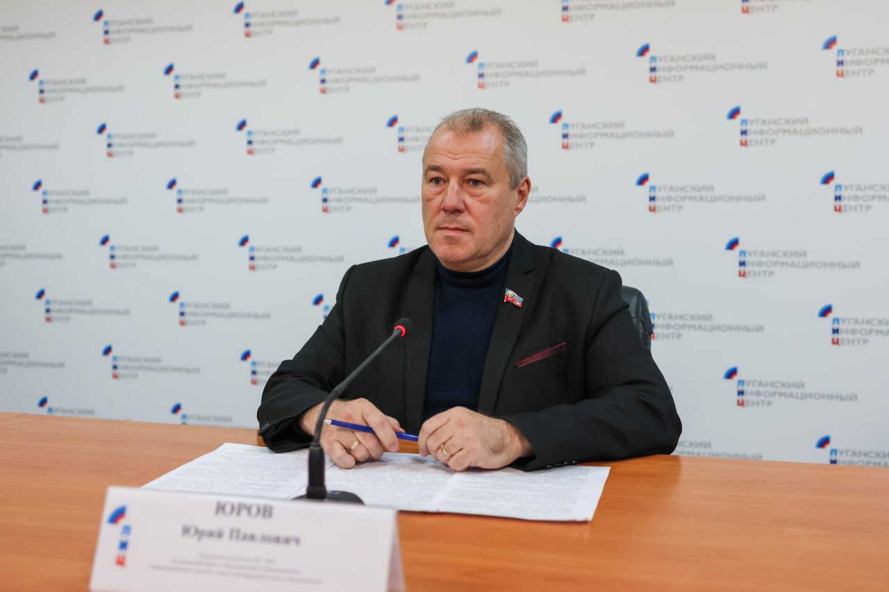 Юрий Юров рассказал о результатах работы Комитета по информационной политике за 2025 год и профильных перспективах в 2026 году 15 декабря состоялся брифинг председателя Комитета по информационной политике Юрия Юрова В рамках мероприятия парламентарий подвел итоги работы за 2025 год и рассказал о перспективах на 2026 год Ключевыми тезисами из выступления парламентария стали следующие проведено 35 заседаний Комитета в том числе с участием профильных ведомств и непосредственно на территориях муниципальных образований республики всего в ходе заседаний рассмотрено 116 вопросов за 2025 год заключено 29 межпарламентских соглашений между Народным Советом ЛНР и другими субъектами Российской Федерации всего прошло уже 54 подписания еще порядка 10 документов находится на этапе подготовки в рамках межпарламентского сотрудничества с другими субъектами РФ налажено взаимодействие по вопросам законодательной работы гуманитарной помощи и поддержки бойцов СВО развития хозяйственных связей и другим в рамках реализации государственной национальной политики налажено тесное сотрудничество с представителями исполнительной власти и общественными структурами в том числе с Общественной палатой ЛНР также в онлайн формате ведется постоянная работа с профильными комитетами Госдумы РФ в рамках совместной работы прошли совещания с участием профильных ведомств для изучения актуальных вопросов в сфере миграционной политики и выявления путей их решения налажено сотрудничество с Советом по межнациональному и межконфессиональному сотрудничеству при Главе ЛНР на регулярной основе комитет проводит встречи с представителями национальных культурных и религиозных обществ региона для выявления актуальных направлений взаимодействия члены комитета приняли участие в ряде конференций и форумов в том числе в Международном форуме Народы России и СНГ и в работе парламентских ассоциаций для улучшения связи и информационного обеспечения жителей региона развивается активное взаимодействие с профильным министерством и средствами массовой информации на базе комитета рассматриваются вопросы работы почтовой связи в том числе на 2026 год запланирован ряд визитов в муниципальные округа республики для выявления и решения актуальных проблем сферы Подробнее с видеозаписью брифинга можно ознакомиться в ВК и MAX