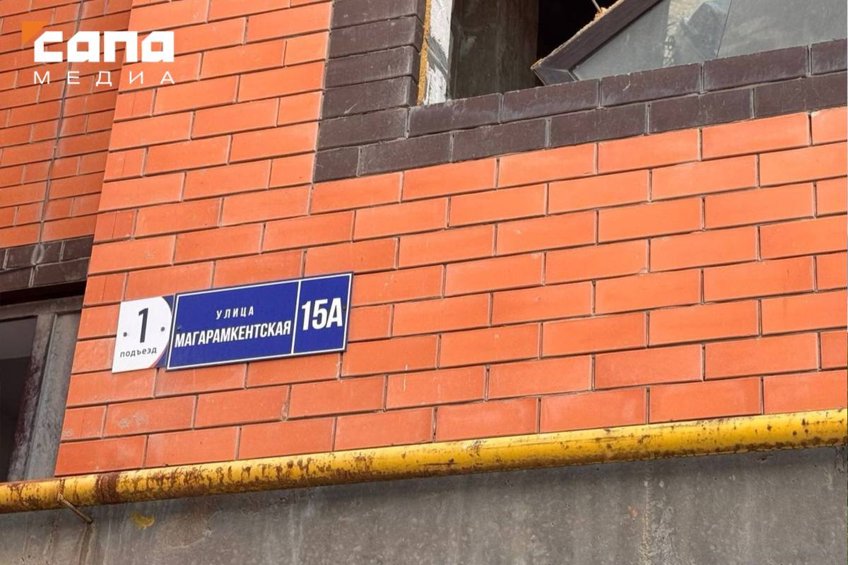 Уголовное дело возбудили после падения лифта с людьми в Махачкале Следственные органы Дагестана возбудили уголовное дело после аварии с пассажирским лифтом в жилом доме Махачкалы, в результате которой пострадали четыре человека. Как сообщили в Следственном управлении Следкома по республике, сегодня лифт в многоквартирном доме на улице Магарамкентская, дом 15А, сорвался вниз и резко затормозил на первом этаже. По предварительным данным, в момент аварии внутри кабины на 12 этаже находились девять пассажиров. Четверо из них, по информации следователей, получили травмы, им оказали необходимую медпомощь. Следственный отдел по Ленинскому району Махачкалы возбудил уголовное дело об оказании услуг, не отвечающих требованиям безопасности жизни или здоровья потребителей. Отчет о ходе следствия запросил глава Следкома России Александр Бастрыкин. Подписывайся на «Сапа Кавказ»