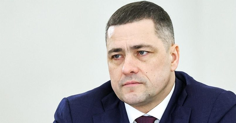 Губернатор Псковской области Михаил Ведерников заявил что регион готов принять всех россиян сталкивающихся с дискриминацией в Латвии и гарантирует им трудоустройство Латвия продолжает русофобскую политику вышвыривает другого слова не подобрать из страны русскоязычных людей причем не только тех кто не согласен с государственной политикой а в принципе всех в том числе под предлогом того что они не могут сдать экзамен на знание латышского языка Если вы чувствуете притеснение по национальному признаку не дожидайтесь когда вас в считанные часы с небольшим количеством личных вещей власти прибалтийских республик выставят на границу Собирайтесь приезжайте Мы всем рады мы всем обязательно окажем необходимую помощь с трудоустройством написал Ведерников Губернатор отметил что Псковская область предоставляет переселенцам комплексную поддержку С начала года в регион уже приехало более 1 4 тысячи человек из стран Балтии