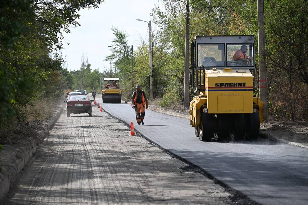 В этом году в ДНР восстановят порядка 900 км республиканских дорог и улично дорожной сети Как сообщил министр транспорта ДНР Александр Бондаренко работы будут вестись в рамках Программы социально экономического развития региона за счёт средств республиканского бюджета Дорожного фонда а также при поддержке регионов шефов и госкомпании Автодор Среди стратегических задач на этот год строительство обхода Мариуполя как части федеральной трассы Р 280 Новороссия и важного звена будущей кольцевой автодороги вокруг Азовского моря а также восстановление участков федеральной трассы Р 150 соединяющей ДНР ЛНР и Белгородскую область Главной целью на ближайшие пять лет остаётся приведение в нормативное состояние уличной сети в крупных агломерациях опорных населённых пунктах и местных дорог Как подчёркивал Глава ДНР Денис Пушилин эта работа ведётся для выполнения задачи Президента России Владимира Путина довести до норматива 85 федеральных трасс и дорог крупнейших агломераций к 2030 году Фото телеграм канал Дениса Пушилина vsednrru