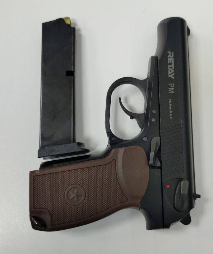 В Сочи в ТК Квартал мужчина с охолощенным пистолетом выстрелил в воздух напугав посетителей Сотрудники Росгвардии и ППС задержали его 34 летний казахстанец накануне стрелял из Retey PM из хулиганских побуждений Его поместили в изолятор пистолет изъяли возбуждено уголовное дело Кубанские Новости   Мы в MAX