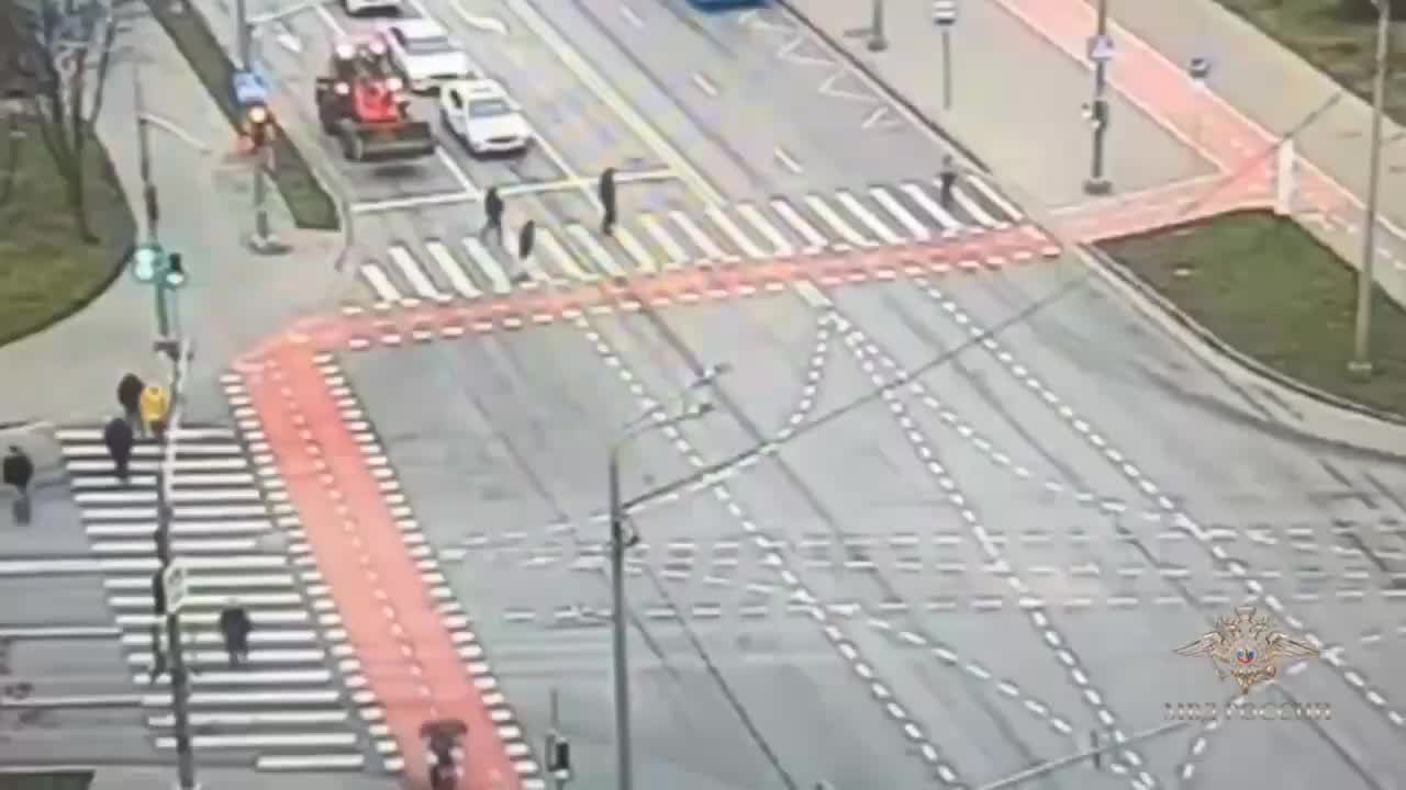 Инспектор ГИБДД предотвратил аварию в Москве, остановив грузовик с потерявшим сознание водителем