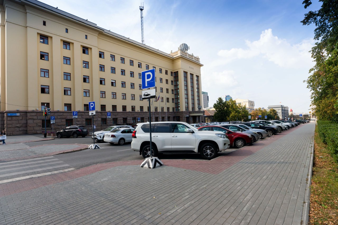 Московская компания разместит платные парковки в Челябинске В Челябинске объявили победителя аукциона который организует платные парковки Им стала московская компания Городские технологии Она снизила начальную цену работ 65 миллионов рублей в два раза Информация появилась на портале госзакупок На аукцион заявились две фирмы Первая предложила 31 5 миллион рублей за работы а Городские технологии 31 2 миллион рублей С последней заключили контракт Основная деятельность компании консультации и работы в области компьютерных технологий По документам планируется разместить 1527 парковочных мест на проспекте Ленина улицах Цвиллинга Пушкина Тимирязева Васенко а также на Привокзальной площади и у ТК Синегорье Подрядчик должен завершить работы до 31 декабря 2026 года Для стоянок установят два типа комплексов фотовидеофиксации Также создадут единую систему с мобильным приложением интернет порталом и чат ботом Подписаться на vecherchel Голосовать за канал