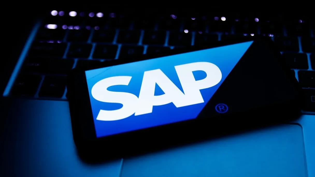 Специалисты Digital Security входит с октября 2024 года в ГК Солар исследовали более 50 инфраструктур крупных российских компаний в прошлом году и выявили ряд критичных рисков с которыми сталкивается бизнес с внедренной ERP системой от SAP Ослабление защитных мер самой платформы стало следствием отказа вендора от техподдержки продукта для российского бизнеса Согласно наблюдениям экспертов это приводит к росту кибератак на цепочки поставок и к финансовым потерям в размере десятков миллионов рублей в результате одного ИБ инцидента Telegram Дзен MAX