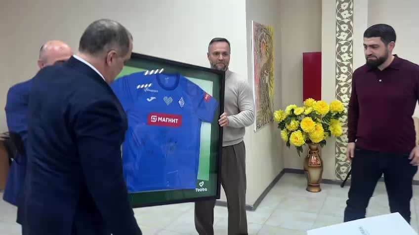 Футболка с автографами легенд продана на благотворительном аукционе за 1,9 млн рублей