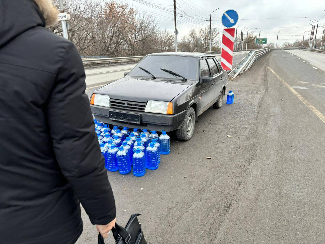 Продолжаются мероприятия в рамках выявления и пресечения фактов незаконной торговли  Сотрудниками комитета муниципального контроля администрации на постоянной основе проводятся выездные мероприятия по выявлению и пресечению незаконной торговли, в том числе с участием представителей правоохранительных органов  В случае выявления фактов осуществления торговли в неустановленных местах, в отношении нарушителей составляются протоколы об административных правонарушениях.     Подобные мероприятия неоднократно проводились на ул. Танкистов, ул. Орджоникидзе, ул. Техническая, ул. Чехова, на пересечении ул. Большой Дачный проспект и ул. Кумысная, и др.     Вместе с тем, производится изъятие весового оборудования и торговой продукции, в том числе незамерзающей жидкости.