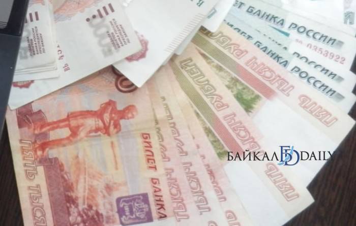 7 5 млн рублей отдала мошенникам жительница Иркутской области 49 летняя жительница Черемховского района поверила неизвестному который назвался сотрудником банка Он заявил что мошенники пытаются похитить с её счета крупную сумму и чтобы спасти деньги их надо перечислить на безопасную ячейку Для этого он организовал встречу с ещё одним сотрудником банка который на самом деле был курьером мошенников Женщина обналичила 4 миллиона рублей и отдала их приехавшему неизвестному назвав кодовое слово Духи После этого состоялась вторая передача денег вновь пришёл тот же мужчина и забрал ещё 3 5 млн рублей Полиция устанавливает личность пособника мошенников