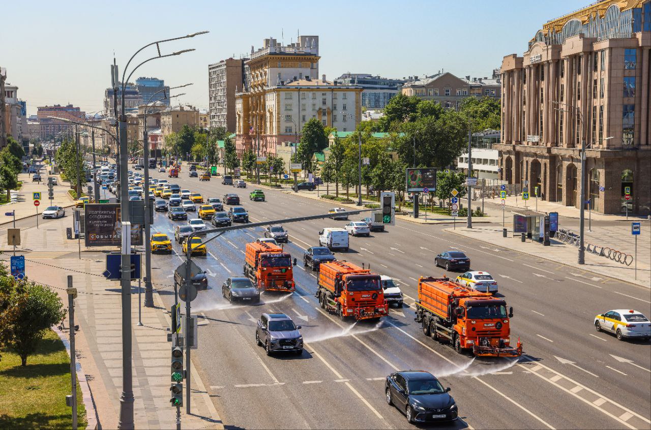 Все столичные дороги и тротуары в эту субботу промоют специальным шампунем в рамках подготовки к зиме, сообщил заместитель мэра Москвы по вопросам ЖКХ и благоустройства Петр Бирюков