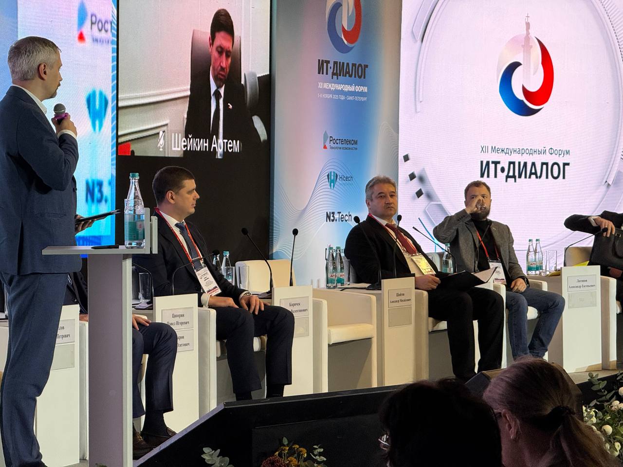 ИИ контент может получить метку Минцифры обсуждает возможность введения маркировки ИИ контента В данный момент допускается проведение пилотного проекта об этом на форуме IT диалог 2025 рассказал замглавы министерства Александр Шойтов По его словам сегодня на повестке дня обсуждается вопрос маркировать оригинальный контент созданный человеком указывая что это не ИИ или напротив контент сгенерированный искусственным интеллектом Сам Шойтов больше склоняется к первому варианту Мы таким образом получаем некую сферу доверия Вот вы в соцсети или в каком то организаторе распространения информации видите какие то видеоизображения но часть из них подписанные Вот это изображения за которые мы отвечаем что они точно оригинальные Другие не подписаны это не значит что они ложные может быть они тоже оригинальные но по крайней мере гарантии такой у вас нет В ближайшее время Минцифры планирует собрать рабочую группу для решения вопроса общие есть есть подходы и к нормативному регулированию СофтТех