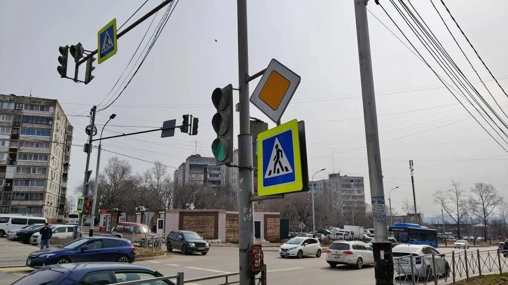 Светофоры Хабаровска получили искусственный интеллект для борьбы с пробками Работы по сезонной очистке в Хабаровске коснулись ключевых компонентов обеспечения безопасности на перекрестках светофоров Но в текущем году стандартный техосмотр дополняется масштабным внедрением цифровых технологий в городскую инфраструктуру В краевой столице формируется комплексная умная транспортная система основой которой стал искусственный интеллект Искусственный интеллект осуществляет непрерывное наблюдение в течение многих дней анализируя модели поведения водителей всплески загруженности в разные часы и даже в конкретные дни недели AmurMedia в Max   AmurMedia Прислать новость AmurMedia в Дзен