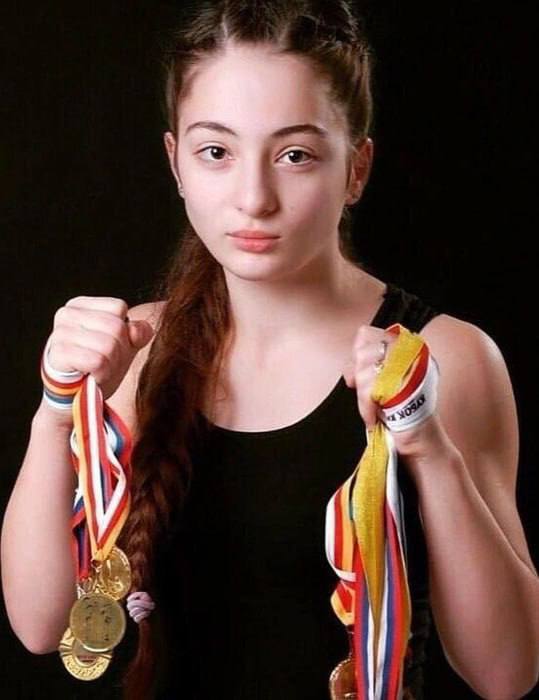 Специалисты не нашла признаков склонности пропавшей в Дагестане спортсменки Анны Цомартовой к суициду. В заключении экспертной комиссии указано, что у Анны не выявлено психических отклонений. Она характеризуется как общительная, уравновешенная, добрая, спокойная. Однако эксперты отмечают, что невозможно оценить её психоэмоциональное состояние перед исчезновением из-за отсутствия медицинских данных. Цомартова пропала в феврале 2024 года в Каспийске после поражения на турнире по тайскому боксу. Перед исчезновением ее видели гуляющей на берегу Каспийского моря.