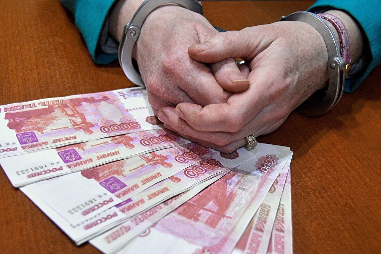 В Амурске сотрудника медучреждения обвинили в получении взятки Следственными органами возбуждено уголовное дело в отношении сотрудника одной из больниц Амурска, который обвиняется в получении взятки. В мае мужчина внес ложные сведения в больничный лист пациентки и получил от нее за это вознаграждение – 15 тысяч рублей. «Поводом для возбуждения уголовного дела послужили материалы оперативно-разыскной деятельности сотрудников УФСБ России по Хабаровскому краю. В настоящее время осуществляется комплекс следственных и иных мероприятий, направленный на установление всех обстоятельств произошедшего», – сообщили в телеграм-канале. Будь в курсе событий.