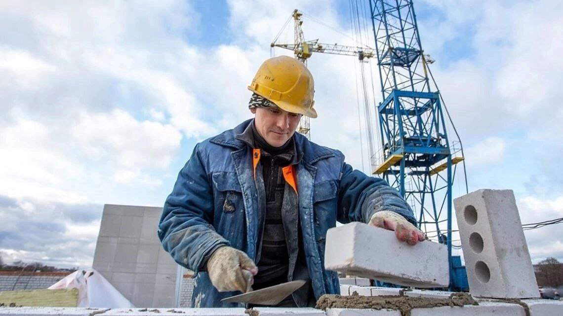 За содействием в трудоустройстве с начала года обратились более 20 тысяч жителей Гродненской области  "В январе - октябре 2024 года за содействием в трудоустройстве обратились чуть более 20,6 тыс. человек, из которых свыше 6 тыс. поставлены на учет в качестве безработных",  - рассказали в профильном комитете.   В рамках госпрограммы "Рынок труда и содействие занятости", рассчитанной на 2021-2025 годы, с начала года более 18 тыс. жителей региона трудоустроены на постоянную работу.