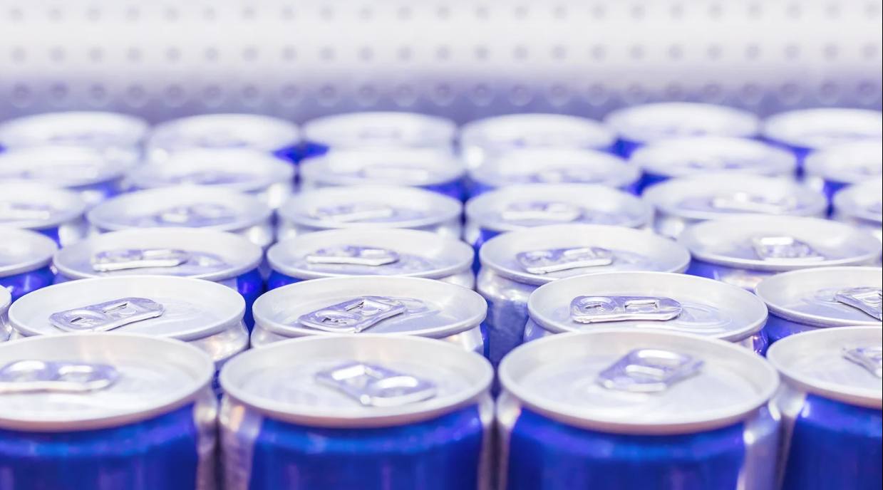 Эксперимент по продаже энергетиков по биометрии стартует в декабре Результаты в будущем планируется применить для проработки онлайн продаж алкоголя сообщила в ходе Российского винодельческого форума директор Департамента развития технологий цифровой идентификации Минцифры Татьяна Скворцова Сейчас реализация в России энергетиков возможна совершеннолетним гражданам и только в офлайн торговле но обсуждается возможность разрешить их продажу на маркетплейсах с использованием биометрии На текущий момент сервис подтверждения возраста по биометрии уже реализован проводится его тестирование с вендинговыми аппаратами а в декабре запускается тестирование с маркетплейсами У нас планируется в первой волне Т банк и несколько точек продаж Далее после запуска данных мы будем проводить общие комплексные испытания для того чтобы подтвердить надежность технологии для демонстрации всем заинтересованным ведомствам отсутствия рисков по ложным срабатываниям биометрии сказала Татьяна Скворцова Министерство понимает наличие таких рисков и намерено зафиксировать их чтобы знать каким образом будет возможно нивелировать это через нормативное регулирование agroexpert Наши каналы