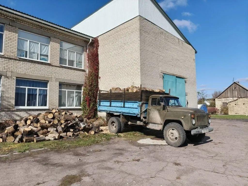 Тепло и забота для наших школ в образовательные учреждения Голопристанского округа доставлена партия дров По поручению главы Голопристанского муниципального округа секретаря местного отделения партии Единая Россия Виталия Титаренко в Бехтерскую Круглоозерскую Железнопортовскую школы и детский сад была доставлена партия дров Данная помощь была оказана по просьбе руководителей образовательных учреждений в рамках подготовки к предстоящему отопительному сезону Наличие дополнительного отопительного материала позволит обеспечить комфортную температуру в школах и детских садах в холодное время года тем самым создав комфортные условия для обучения и развития детей а также для продуктивной работы педагогического коллектива В дальнейшем помощь будет оказана всем образовательным учреждениям округа нуждающимся в дополнительном обеспечении топливом