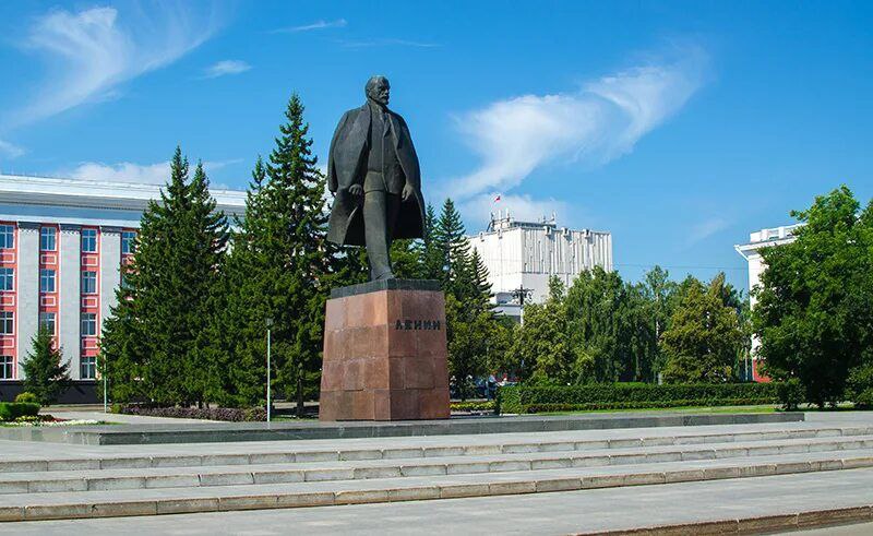 На ремонт памятника Владимиру Ленину на площади Советов в самом центре Барнаула планируют потратить около 636 тысяч рублей Это уже второй аукцион, первый прошел безуспешно. Торги планировалось провести 11 июля. Однако никто из потенциальных подрядчиков не пожелал принять в них участие. Информация появилась на сайте Госуслуг. Новые заявки на участие в торгах принимают до 30 июля. Скульптуру вождя демонтируют, почистят, а после починки постамента вернут на место. В документах подчеркивается, что памятник является объектом культурного наследия региона. От подрядчика требуется устранить сколы и трещины на гранитных блоках постамента, обновить гранитную плитку, а также очистить саму скульптуру. Кроме того, исполнитель должен будет убрать за собой весь мусор и не повредить газон. Начальная цена контракта составляет 637,8 тысячи рублей. Памятник установили в 1967 году. Архитектор В.В. Казаринов, скульптор И.Д. Бродский. Высота скульптуры 5,5 м, постамент 3,7 м 1,7 м 3,1 м. Материал памятника: скульптура – бронза, постамент – бетон, облицованный гранитными блоками.