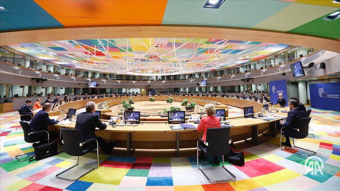 Лидеры ЕС соберутся в Брюсселе для обсуждения поддержки Украины и других вопросов Лидеры стран Европейского союза соберутся в Брюсселе 23 октяря чтобы обсудить продолжение поддержки Украины процесс прекращения огня в секторе Газа а также широкий круг экономических вопросов включая повышение конкурентоспособности В столице Бельгии состоится саммит с участием глав государств и правительств всех 27 стран членов ЕС Это первая официальная встреча лидеров после летнего перерыва которая пройдет под председательством главы Европейского совета Антониу Кошта В работе саммита также примут участие председатель Еврокомиссии Урсула фон дер Ляйен и верховный представитель ЕС по иностранным делам и политике безопасности Кая Каллас Подробнее на нашем сайте v aa com tr 3723933 24 7 в сутки с Агентством Анадолу
