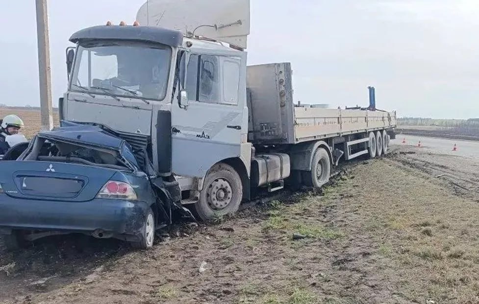 Иномарка расплющилась от удара о грузовик на Кубани 70 летний водитель погиб Накануне днем на трассе Краснодар Ейск в Брюховецком районе произошло смертельное ДТП Иномарка Мицубиси Лансер столкнулась с большегрузом МАЗ при обгоне Водитель легковой машины погиб Кубанские Новости Мы в MAX