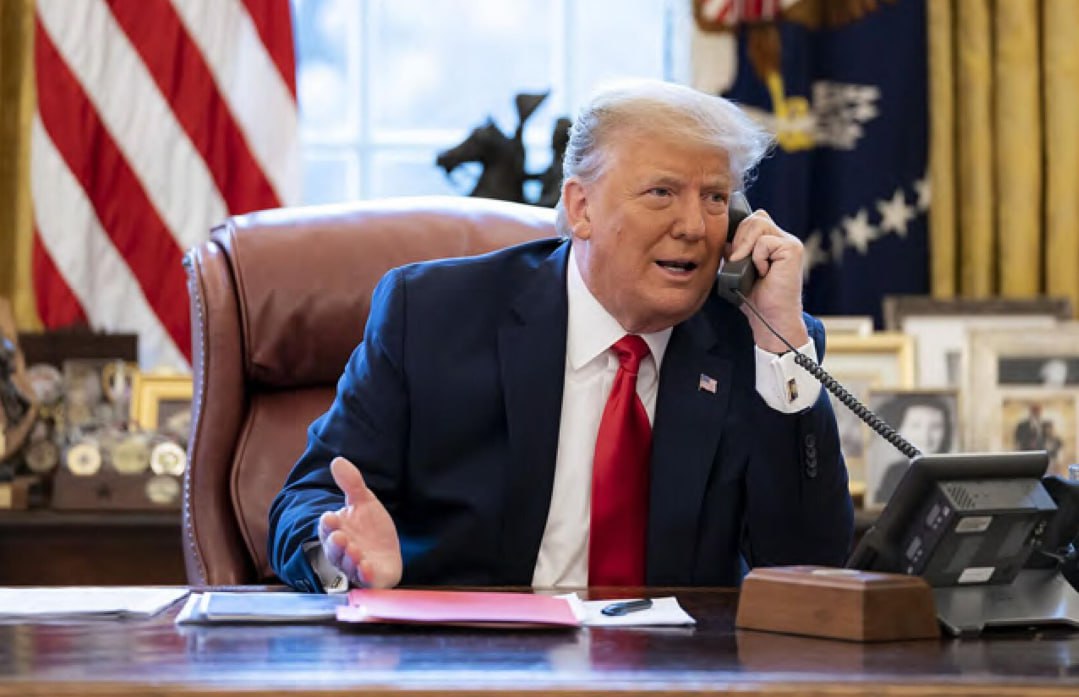 Трамп сообщил, что позвонит сегодня исполняющему обязанности премьера Таиланда, чтобы попросить о прекращении огня на границе с Камбоджей. С премьером Камбоджи президент США уже поговорил. «Мы занимаемся торговлей с обеими странами, но не хотим заключать сделки ни с одной из них, если они воюют — и я им это сказал», — заявил Трамп. Американский президент подчеркнул, что конфликт Камбоджи и Таиланда напоминает ему военные действия между Пакистаном и Индией, «которые были успешно остановлены».