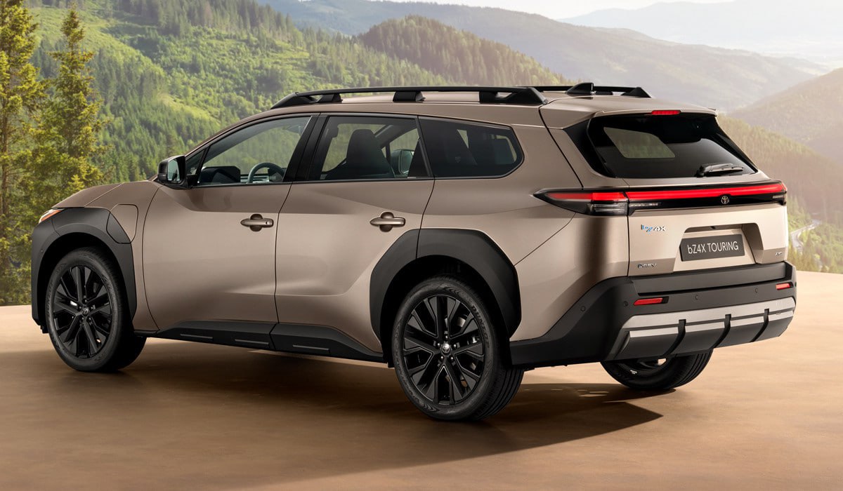 Кроссовер Toyota bZ4X получил удлинённую версию Touring  После масштабного обновления у Toyota bZ4X появилась удлинённая версия — bZ4X Touring  в Европе и Японии  и bZ Woodland  в США .   Кроссовер вырос в длину на 140 мм и в высоту на 20 мм, сохранив базовую платформу, но получив новую заднюю часть кузова и увеличенный салон.  Внутри стало больше места над головой  +25 мм , а багажник теперь вмещает до 600 литров.   Интерьер — как у обновлённой bZ4X: 14-дюймовый экран, компактная приборная панель, складываемый второй ряд.  Один аккумулятор на 74,7 кВт∙ч даёт запас хода до 560 км  WLTP . В Европе доступны версии с передним приводом  224 л.с.  и полноприводной на 380 л.с., в США — только полноприводная.   У двухмоторных модификаций есть XMode и Grip Control для лёгкого бездорожья. Допустимая масса прицепа — до 1600 кг, зарядка — до 150 кВт.  В США старт продаж в начале 2026 года, в Европе и Японии — весной 2026-го.