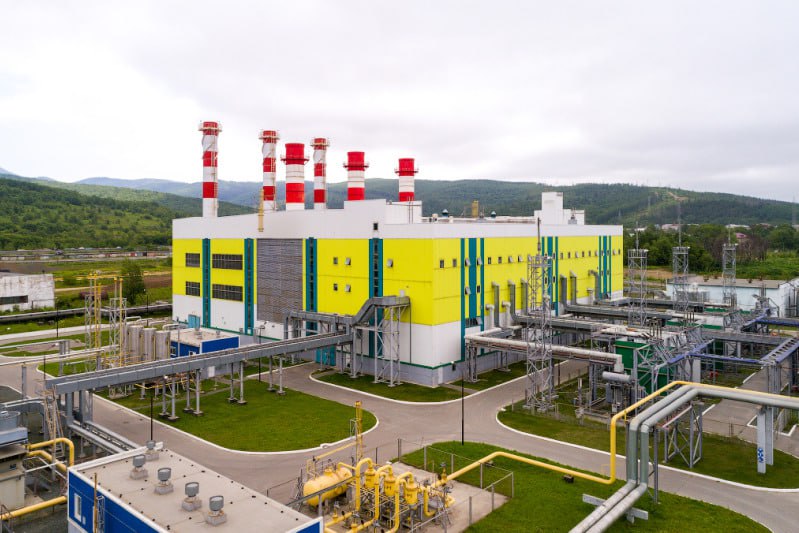 На Сахалине провели первую сделку по компенсации выбросов парниковых газов: впервые между двумя региональными участниками эксперимента оформлена сделка купли-продажи единиц выполнения квоты. "Сахалинэнерго" входит в группу "РусГидро" монетизировало свои усилия по снижению выбросов парниковых газов, продав выпущенные единицы выполнения квоты МУП "Ногликский водоканал". Предприятие ЖКХ в 2024 году не уложилось в квоту выбросов парниковых газов и встало перед выбором: заплатить за превышение квоты в региональный бюджет или компенсировать невыполнение углеродными активами других компаний — единицами выполнения квоты или углеродными единицами. По информации "Коммерсанта", из 684 единиц выполнения квоты, имеющихся на счету "Сахалинэнерго", продано чуть меньше половины — 384. Сумма сделки не разглашается. Подробнее — на сайте Минэкономразвития #Единицы ESG World