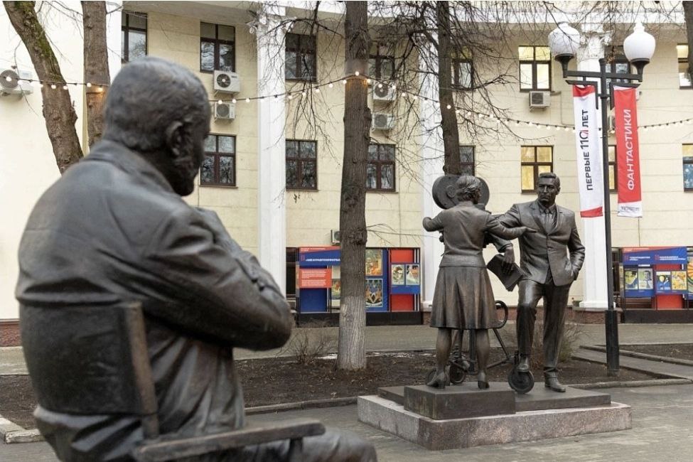 Оценим памятник создателям легендарного советского фильма Семнадцать мгновений весны его установили накануне у киностудии имени Горького в Москве Именно здесь проходили съемки картины Открытие памятника приурочили к 105 летию Службы внешней разведки России которое отмечается 20 декабря Автор композиции скульптор Андрей Ковальчук Он запечатлел процесс съемок исполнитель роли Штирлица Вячеслав Тихонов и режиссер Татьяна Лиознова увлеченно обсуждают рабочий момент чуть поодаль за ними наблюдает сценарист Юлиан Семенов Как вам памятник Нравится не нравится rodinargru