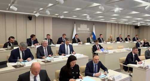 Юрий Трутнев провел заседание Правительственной комиссии по вопросам социально экономического развития Дальнего Востока В нём принял участие губернатор Забайкальского края Александр Осипов Одной из главных тем встречи зампредседателя Правительства с главами всех субъектов макро региона стало здравоохранение Юрий Трутнев отметил что в рамках программы президентская дальневосточная единая субсидия на Дальнем Востоке с 2018 года было построено и модернизировано 80 больниц открыто более 50 фельдшерско акушерских пунктов Действуют программы Земский доктор и Земский фельдшер благодаря которым молодые врачи