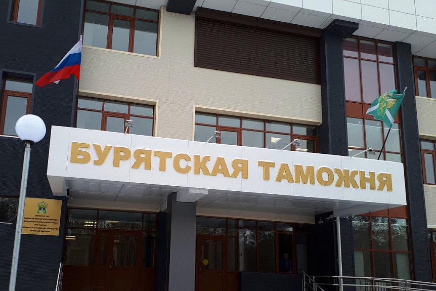 На таможне Бурятии зафиксировали свыше тысячи нарушений законодательства 13 уголовных и 1323 дела об административных правонарушениях возбудила Бурятская таможня в первом полугодии 2025 года. Больше всего преступлений таможенники выявили на каналах экспорта леса и незаконного перемещения наличных денег. Общее количество незаконно перемещенных лесоматериалов составило почти 6 тыс. куб.м. стоимостью более 28 млн рублей. По факту незаконного перемещения денежных средств изъято 16,5 млн рублей. #Бурятия Подробнее в Номер один Сообщить нам свою новость можно по кнопке: Письмо в редакцию