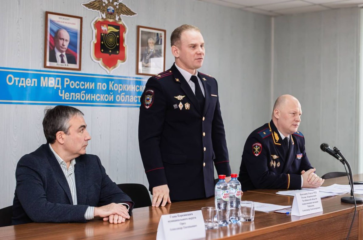 В челябинском Коркино сменился начальник полиции. Место уволенного после цыганских погромов Владимира Дякина занял Александр Рябоконь. Он – выпускник Челябинского юридического института МВД России и Академии МВД России. С 2009 по 2019 годы служил в Варненском ОВД оперативником уголовного розыска. После занял пост замначальника отдела, а в марте 2022 года возглавил ОМВД России по Еткульскому району.  Его предшественник потерял должность после погромов цыганского района. Отставка получилась публичной: начальник полицейского главка генерал-майор Космачев заявил об увольнении Дякина во время встречи с жителями под их аплодисменты.  Главный политический канал Урала