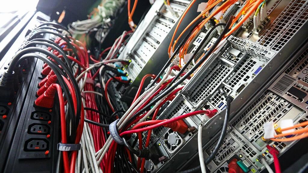 Серверное оборудование и системы хранения данных СХД подорожали на 24 30 за единицу в 2024 г по сравнению с 2023 г и рост стоимости сохраняется в 2025 г Среди причин роста стоимости оборудования инфляция рост курса доллара усложнение логистических цепочек по ввозу компонентов и микроэлектроники Помимо этого средний чек растет из за перехода на высокопроизводительные устройства с ИИ imaxairu Подписаться