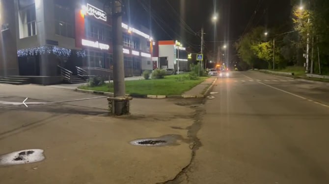 В Нижнем Новгороде подросток сел за руль и устроил ДТП его приятели оказались в больнице а сам он сбежал Ребята видимо решили отметить начало учебного года ночными покатушками но что то пошло не так Около дома 22А по улице Ивлиева несовершеннолетний за рулем Kia не справился с управлением и машина опрокинулась Четверо пассажиров 17 ти 15 ти и 13 ти лет получили травмы и попали в детскую областную больницу А самого виновника аварии и след простыл его ищут ГАИ по региону ПРАВДА в вашей ленте