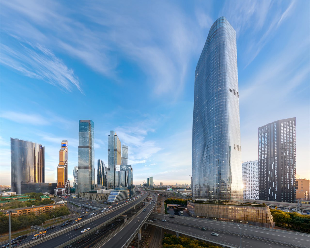 Началось строительство 64 этажного офисного центра в Москва Сити В настоящее время монтируются временные инженерные сети для обеспечения стройки необходимыми коммуникациями Общая площадь офисного комплекса с шестиэтажным стилобатом высотой почти 300 метров составит 156 тысяч м² рассказал глава Мосгосстройнадзора Антон Слободчиков Под офисные помещения в бизнес центре отведено 96 7 тысячи м² На первом этаже запроектирована входная группа со стойкой администрации зоной для ожидания эскалаторами и лифтовыми холлами на 24 кабины На кровле стилобата организуют зону для занятий спортом и всесезонное пространство для отдыха Центральным элементом станет арт фонтан с хромированной скульптурой Шелепихинский тупик з у 17 1 ЦАО