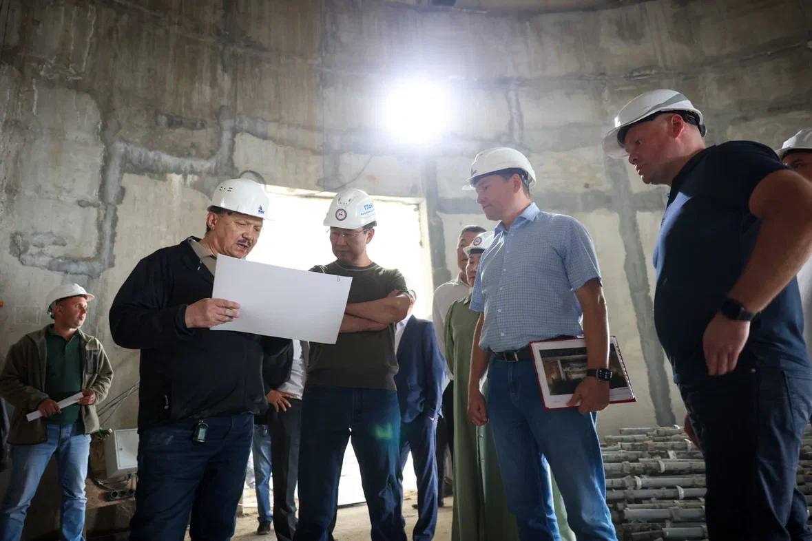 Осмотрел ход строительства Арктического центра эпоса и искусств. Как доложили на месте, готовность объекта составляет более 80 процентов. Видно, что работы идут полным ходом. Завершаются внутренние работы, монтируются инженерные системы и современное сценическое оборудование. Поручил ускорить отделку помещений и уделить особое внимание акустике зала филармонии, чтобы обеспечить идеальное звучание.  Арктический центр станет важнейшей культурной площадкой республики. Планируется проведение крупнейших культурных мероприятий федерального и международного уровня. Важно обеспечить высокое качество всех этапов работ, чтобы объект стал визитной карточкой Якутии, сохранил своё значение на долгие годы и способствовал развитию культуры республики.