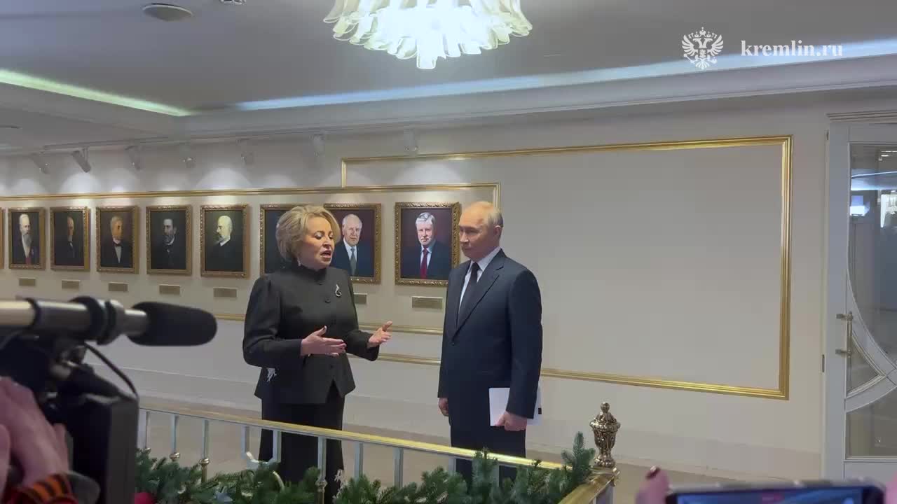 Владимир Путин участвует в пленарном заседании Совета Федерации