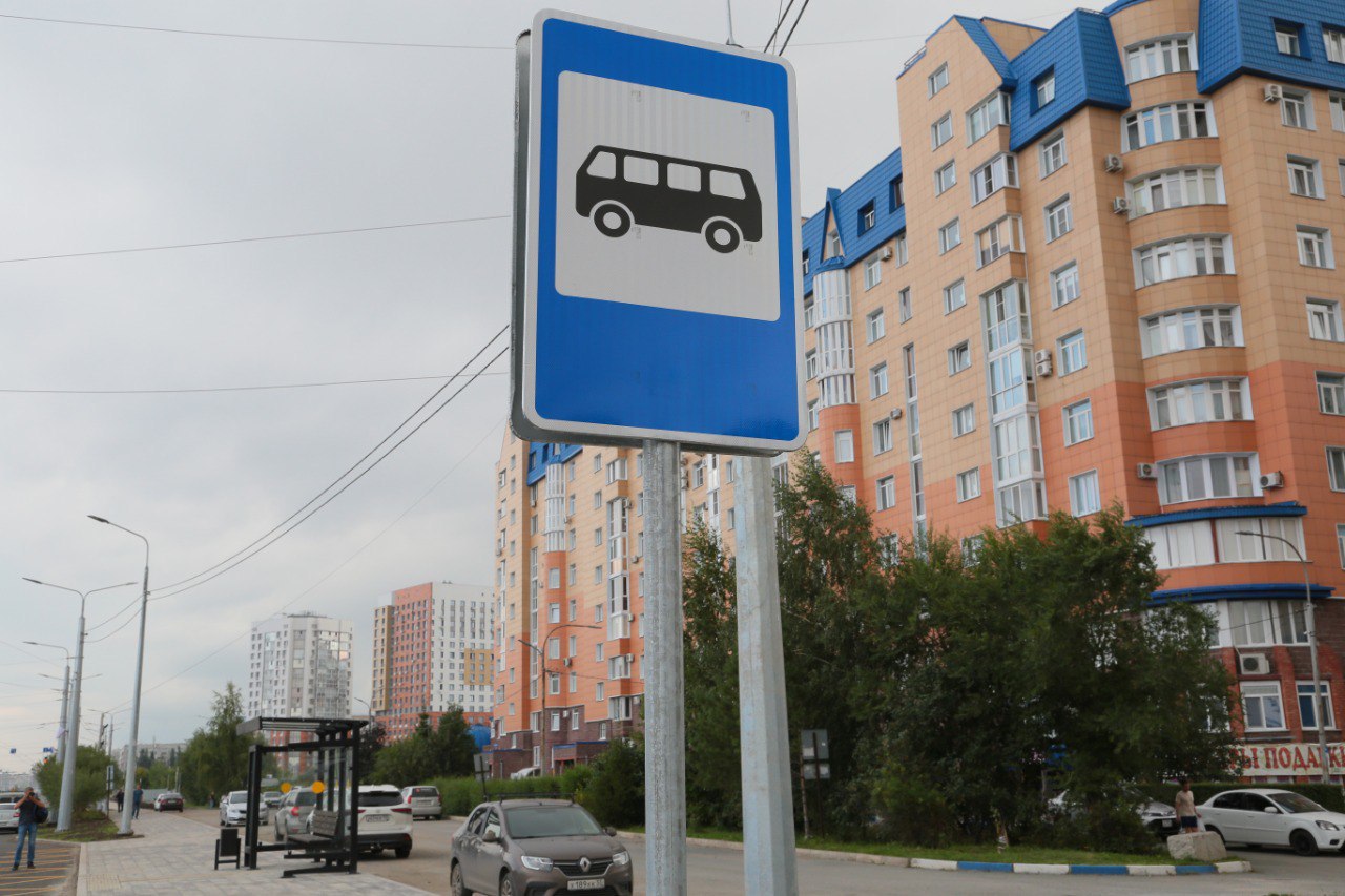 22 000 раз с начала года сотрудники Управления дорожного хозяйства и благоустройства трудились над очисткой остановок общественного транспорта от объявлений и незаконной рекламы Подготовлены десятки претензий общая сумма требований по которым превышает 1 000 000 руб Ситуация улучшилась после того как в остановочных павильонах появились специальные доски для бумажных носителей но останавливаться пока рано Напомню что на содержании УДХБ находится 1 234 остановки Накануне рабочие бригады приводили в порядок ООТ на улицах Кирова Жукова Масленикова 10 лет Октября Энтузиастов на проспектах Мира и Космическом и других улицах города