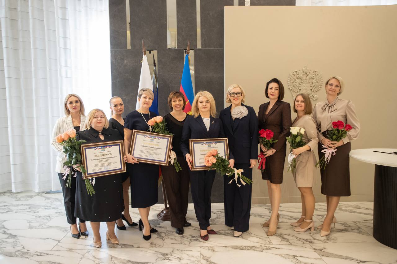 Сотрудников ЗАГСа Анапы поздравили с профессиональным праздником Торжественная церемония награждения специалистов состоялась во Дворце бракосочетания города курорта С Днем работников органов ЗАГС их поздравили начальник управления социальной политики Елена Быкова и заместитель председателя совета депутатов курорта Елена Некрасова 18 декабря 1917 года Совет народных комиссаров РСФСР принял два важных декрета О гражданском браке о детях и о введении книг актов гражданского состояния и О расторжении брака Уже через несколько месяцев начали работу первые отделы ЗАГСа в стране Анапский Дворец бракосочетания входит в тройку лучших ЗАГСов региона Новое современное здание было введено в эксплуатацию в 2022 году В помещении оборудованы комфортные кабинеты и зал торжеств Дворец бракосочетания стал еще одной достопримечательностью Анапы а заключать браки в город курорт приезжают пары со всей страны В честь профессионального праздника сотрудников анапского ЗАГСа наградили Благодарностями и Почетными грамотами временно исполняющего полномочия мэра Анапы Также всем сотрудницам отдела подарили цветы