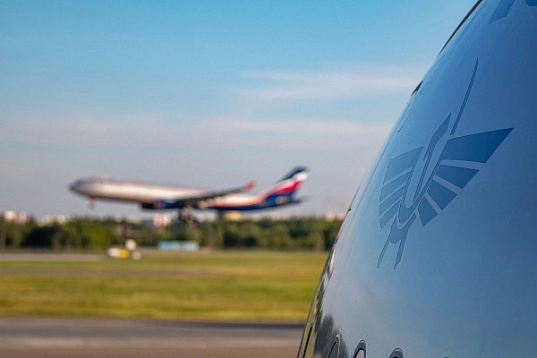 Пассажиропоток Группы Аэрофлот между Россией и Киргизией превысил 459 тыс человек за 10 месяцев За 10 месяцев 2025 года пассажиропоток Группы Аэрофлот между Россией и Киргизией превысил 459 тыс человек Об этом сообщает AVIA RU со ссылкой на данные компании Как отмечается в сообщении в современной истории Аэрофлота рейсы из Москвы в Бишкек были открыты в 1997 году За это время Кыргызстан стал одним из ключевых направлений среди стран СНГ За 2024 год Группа Аэрофлот авиакомпании Аэрофлот Россия Победа перевезла на рейсах между Россией и Киргизией 573 тыс пассажиров что почти на 35 больше чем годом ранее Из них на рейсах из Москвы и обратно более 484 тыс а на рейсах из Красноярска и обратно почти 89 тыс aviaru net n290227