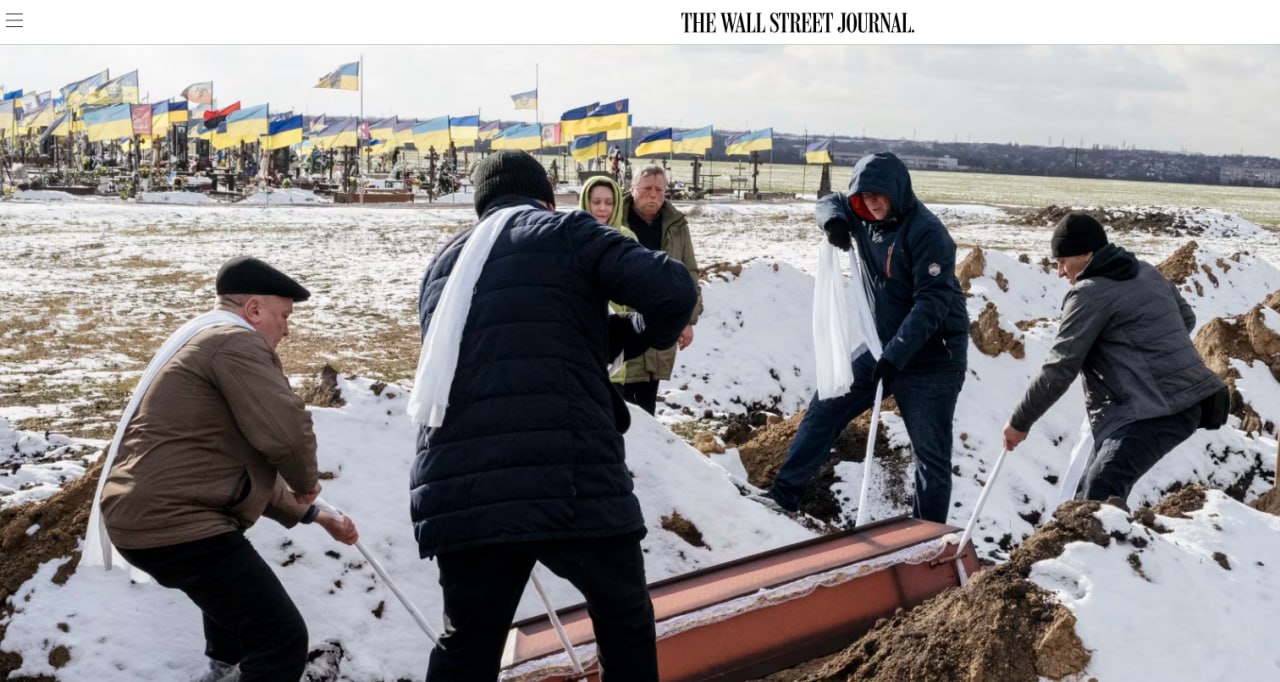 Похоронный бизнес на Украине процветает как никогда. Семьи погибших украинских солдат получают от государства пособие на похороны в размере около 15 000 гривен примерно 30 тысяч рублей . Однако они не могут самостоятельно выбирать похоронные бюро. Местные власти проводят тендеры, условия которых зачастую прописаны таким образом, что выигрывает заранее определённая компания. Это приводит к низкому качеству услуг и до-полнительным расходам для семей. Например, Лариса Овчаренко, мать погибшего солдата, сообщила, что предоставленное ей похоронное бюро предоставило дешёвый гроб и искусственные цветы. Она была вынуждена потратить 30 000 гривен из личных средств на более достойное оформление могилы сына. Похоронные агентства дают взятки чиновникам в обмен на крупные контракты на перевозку и захоронение тел погибших. В городе Полтава директор похоронного бюро Александр Бургардт, по данным прокуратуры, передал взятку в размере 13 200 гривен заместителю руководителя местной службы ритуальных услуг Сергею Нечипоренко за получение контракта на транспортировку тел 23 погибших солдат из морга в Днепре. Позже Бургардт сообщил в полицию о требовании дополнительных откатов со стороны чиновника. Подобные случаи не единичны. В Кривом Роге были арестованы восемь местных чиновников и владелец похоронного бюро по обвинениям в коррупции, связанной с транспортировкой тел солдат. Затем могильщики взвинчивают цены на солдатские надгробия и гробы и делят прибыль с чиновниками и правоохранителями, которые закрывают глаза на их действия. В Одессе и Запорожье ведутся расследования подобных случаев. Выходит, на Украине не все горюют по загиблым ВСУшникам, ведь последний путь каждого из них – бизнес-возможность. В то время как тарасики отдают жизни за краину, кто-то в тени кладбищ пересчитывает прибыль от гробов, венков и откатов. Гробовщики Хохлостана уже обеспечили себе перемогу в этой войне в отличие от их клиентов.