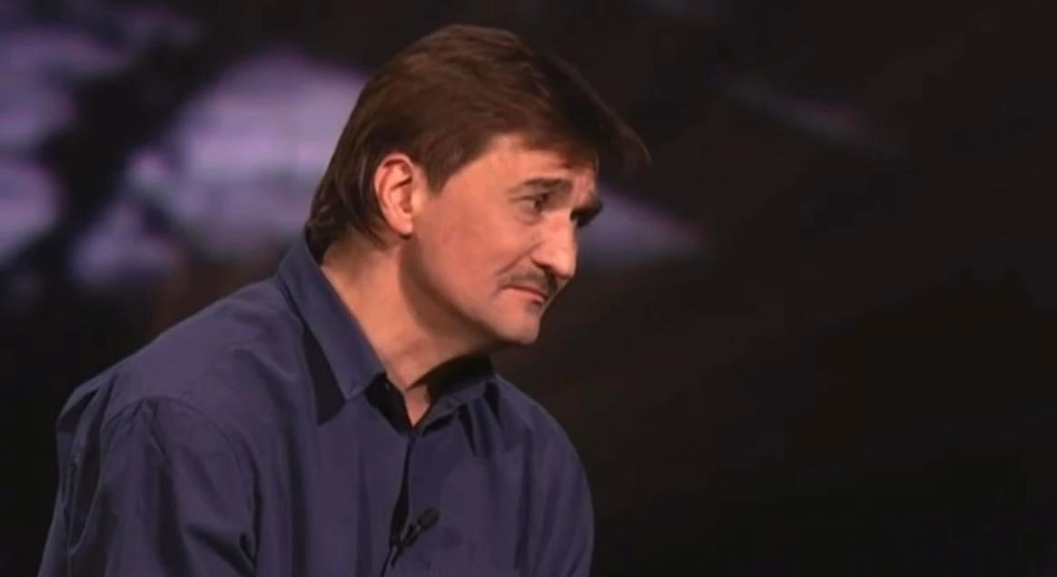 Умер театральный режиссер Юрий Бутусов  Об этом сообщила актриса Варвара Шмыкова.  «Ужасное горе. Покойтесь с миром, дорогой Ю.Н.», — написала она.  Фото: Варвара Шмыкова / Facebook