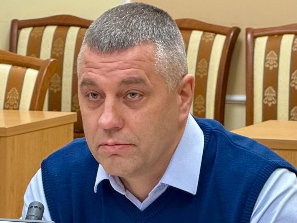 Глава Архангельска Морев представил нового директора МДУ Андрея Булыгина По решению учредителя директором Мезенского дорожного управления назначен Алексей Булыгин Ранее он работал в компании Архангельские дороги и мосты которая занимается дорожным строительством и содержанием На этой неделе с новым директором МДУ проведем совещание и определим приоритеты в работе а уже сегодня поставил задачу главам округов приступить к взаимодействию Уборка улично дорожной сети в зимний период одно из важнейших направлений а эффективность здесь зависит от оперативного обмена информацией Должный уровень взаимодействия должен сохраниться между МДУ и муниципальными предприятиями которые занимаются содержанием территорий общего пользования В Архангельске это МУП Городское благоустройство и МКУ Чистый город Отметим что на прошлой неделе МДУ приняло и отработало 146 обращений граждан касающихся содержания городских улиц На улично дорожную сеть города распределено 203 тонны противогололедных материалов На снежный полигон вывезено 9080 тонн снега Фото пресс службы администрации Архангельска