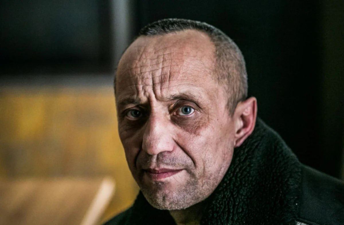 Ангарского маньяка осудили ещё на 10 лет колонии за убийство двух подруг которое он совершил 17 лет назад В августе 2008 года Михаил Попков встретил двух 27 летних сотрудниц Ангарского электромеханического завода недалеко от их работы Тогда он попытался с ними познакомиться но в ходе общения между ними завязался конфликт в ходе которого маньяк задушил своих жертв В августе этого года он сам признался в совершённых убийствах чтобы скрасить своё пожизненное Его признали виновным в убийстве двух лиц и назначили наказание в виде 10 лет лишения свободы С учётом своих предыдущих преступлений Попков продолжает отбывать пожизненное в колонии особого режима Всего от рук Ангарского маньяка погибло 92 человека Подписывайся на SHOT в MAX   max ru shot