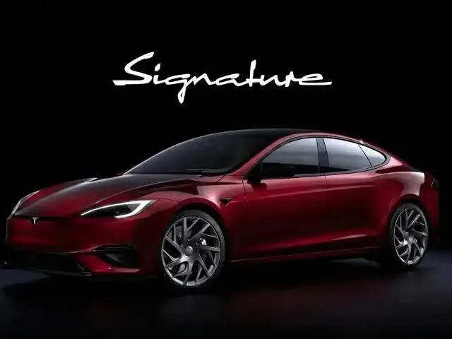 Tesla издевается над фанатами внезапно отложив церемонию вручения Model S и Model X Всё кто интересуется темой электромобилей знают что Тесла сняла с производства флагманские модели Tesla Model S и Model Y а на освободившихся площадях будет выпускать своих роботов Optimus Прощальная партия из богато укомплектованных 350 машин стоимостью 159 420 должна была быть вручена владельцам в торжественной обстановке 12 мая Но компания вдруг заявила что церемония отложена на неопределённый срок Прибывшие с разных концов страны участники мероприятия обескуражены Многие из них специально брали отпускные дни заранее бронировали отели и покупали авиабилеты но Тесла уведомила их о переносе мероприятия на неопределённый срок буквально за три дня до начала Сама компания ограничивается лишь извинениями за предоставленные неудобства не называя причин переноса и новых сроков проведения В принципе компания просто должна была раздать покупателям готовые машины из прощальной партии Но возможно некоторые из них ещё не готовы к вручению либо Маск не смог принять участие в мероприятии Это не единственная издёвка Tesla над покупателями прощальных версий Model S и Model X компания требует их взять на себя обязательства не перепродавать машины в течение первого года владения без письменного разрешения производителя который оставляет за собой приоритет в их выкупе Нарушившим это условие грозит штраф в размере 50 000 и запрет на приобретение прочих транспортных средств Tesla напрямую у компании на всю оставшуюся жизнь При этом сама компания свои обещания нарушает влегкую EVforum MAX Наши чаты