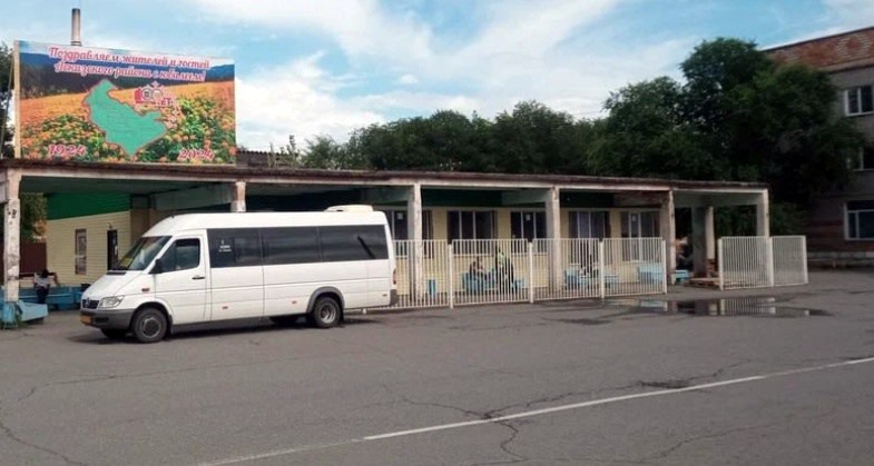 Администрация Аскизского района извинилась перед жителями за закрытие автобусного маршрута  С 1 июля прекращено движения маршрутного автобуса Аскиз – Пуланколь. Причина – из-за отсутствия в районном бюджете средств, администрация не имеет возможности компенсировать перевозчику выпадающие доходы.  Возобновление автобусного сообщения между населенными пунктами возможно лишь при дополнительной финансовой помощи из республиканского бюджета, что в настоящее время весьма маловероятно.  «Приносим извинения за возможные неудобства и выражаем благодарность за ваше терпение и понимание», – такими словами заканчивает свое обращение к местным жителям администрация Аскизского района  Фото администрации Аскизского района.    Вести. Хакасия   Подписаться
