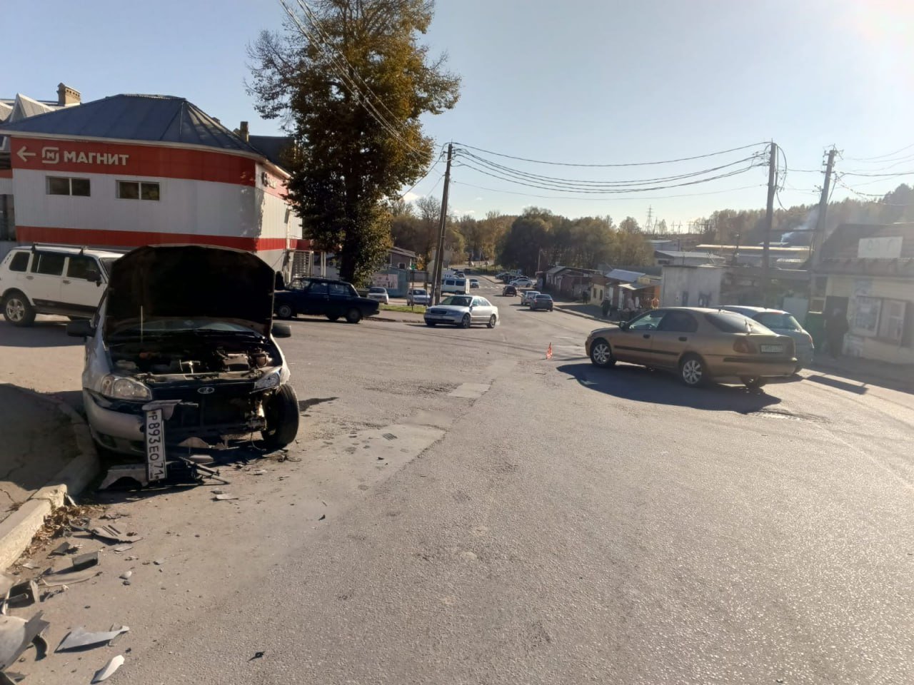 В Дубне по вине автоледи за рулем Mitsubishi Carisma произошла серьезная авария.  Вчера утром, на перекрестке Первомайской и Свободы, 36-летняя женщина проигнорировала знаки и не уступила дорогу 40-летнему водителю Nissan Note. А тот — столкнулся с автомобилем ВАЗ под управлением 45-летней женщины.   Последняя в аварии получила телесные повреждения.