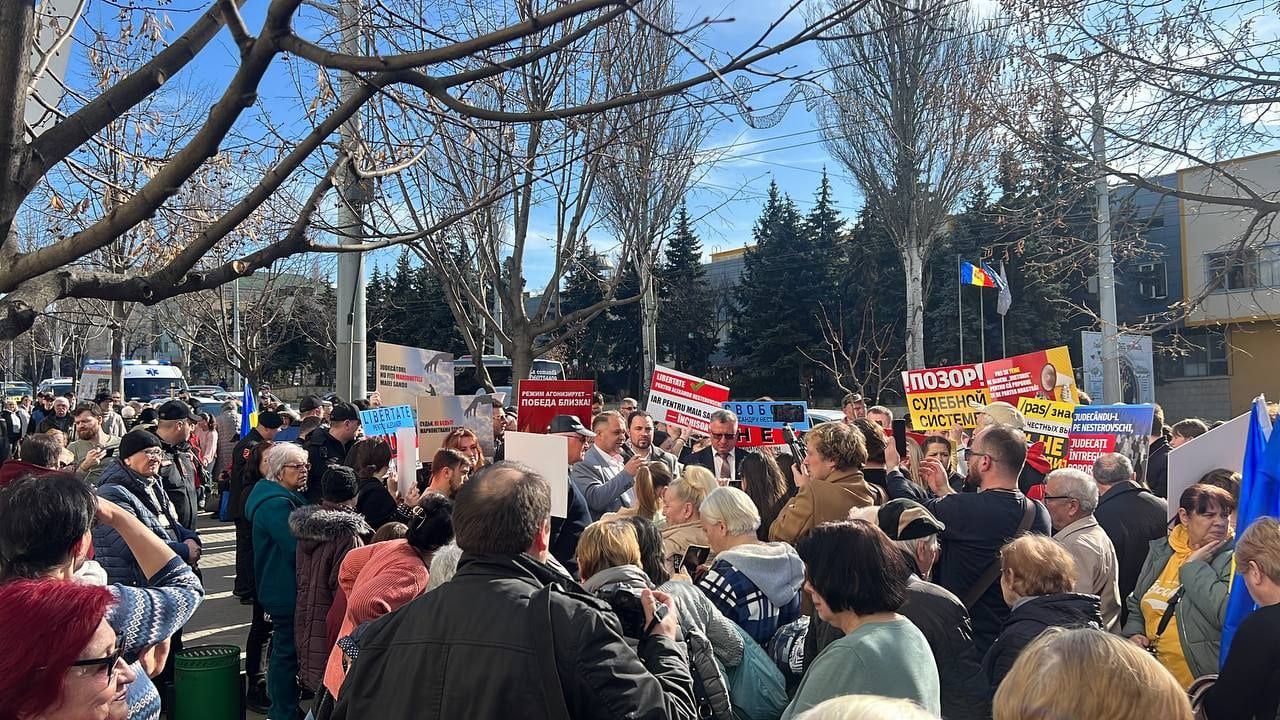 Число участников акции протеста против политического давления на Александра Нестеровского растёт.    Протестующие скандируют: «Требуем справедливого суда!».