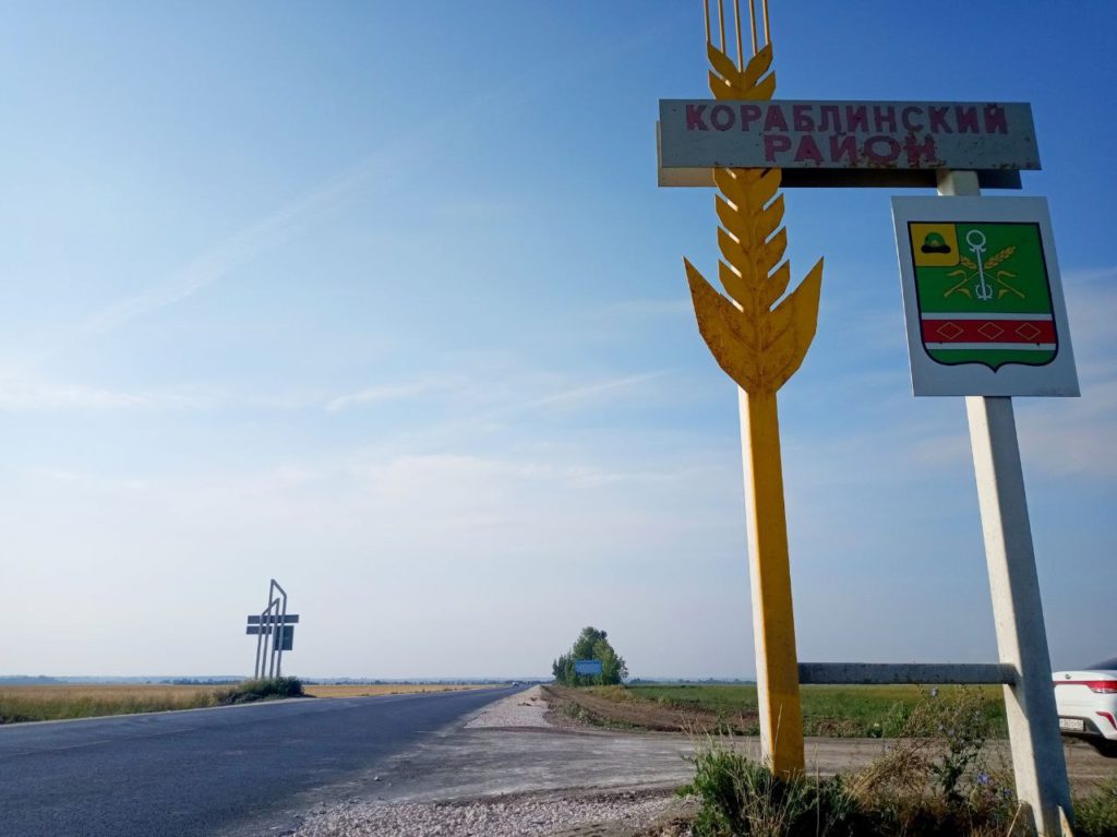В Кораблине улучшают систему водоснабжения города Ремонт городской насосной станции продолжается в Кораблине Об этом у себя в соцсетях сообщила глава администрации Кораблинского округа Нина Объедкова Она рассказала что работы завершены в машинном отделении насосной станции Завершили замену технологического оборудования и теперь насосная станция работает в штатном режиме Давление воды нормативное что позволяет жителям всех этажей в домах пользоваться газовым водогрейным оборудованием Проводятся работы на ЦТП по восстановлению подачи горячей воды Ремонт станции продолжается Предстоит завершить ремонт крыши и восстановить частично разрушенные стены здания установить окна во всех помещениях отремонтировать внутренние помещения Подрядчик работает в соответствии с графиком работ Самое главное отремонтировано машинное отделение что является очень важным элементом в обеспечении устойчивого водоснабжения жителей города написала Нина Объедкова Фото из архива РВ