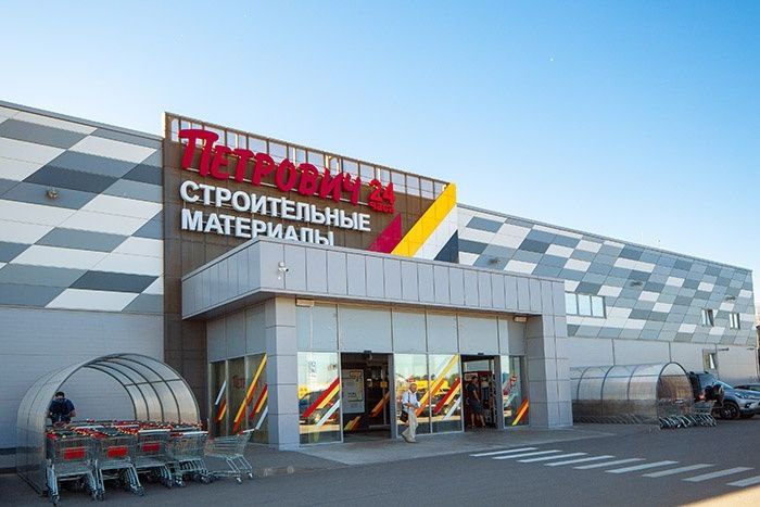 Петрович намерен открыть магазины в Челябинске и Тюмени Об этом на открытии нового торгового центра в Екатеринбурге на прошлой неделе рассказал директор развития сети на Урале Дамир Боголюбов При этом как заявляют СМИ строительство отдельных гипермаркетов пока не планируется PS Ну то есть скорей всего будет рассматривать уже готовые свободные площади для въезда arendatrk Чат заявок от арендаторов ok arendatrk Новые ТЦ в журнале Arenda trk