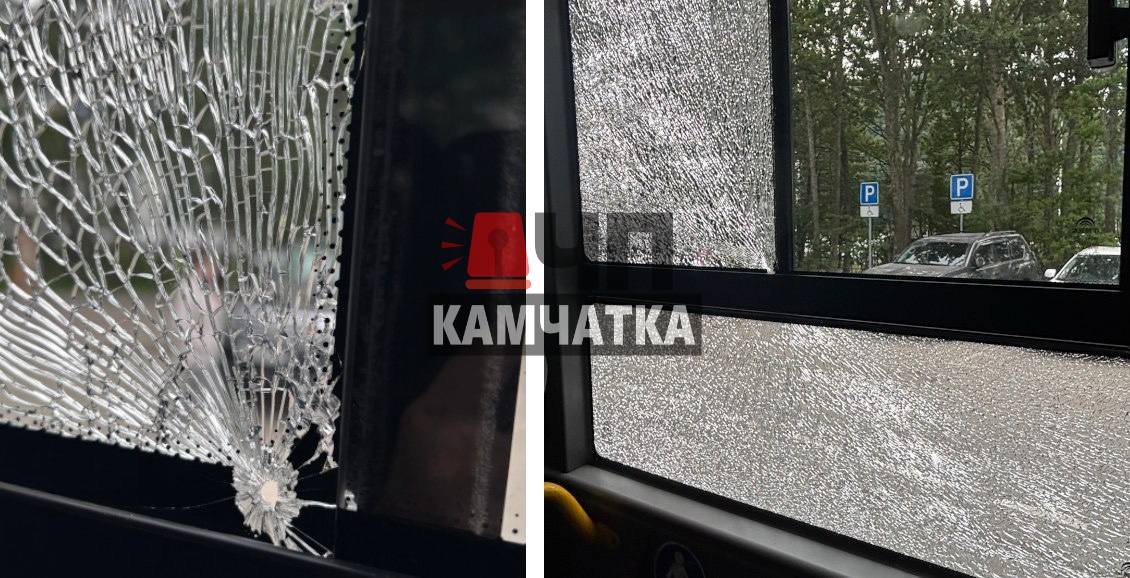 В Петропавловске-Камчатском обстреляли маршрутный автобус Вчера вечером в центре города неизвестные обстреляли автобус №1. По счастливой случайности, обошлось без пострадавших, сообщает "ЧП Камчатка". Инцидент произошел около 17:00 на улице рядом с "Камчатрыбпромом". Пассажиры сначала услышали резкий хлопок — многие подумали, что в окно попал камень. Однако при осмотре стало ясно, что это был выстрел. По характерному отверстию в стекле очевидцы предположили, что стреляли из травматического оружия. Некоторые пассажиры заметили двух подростков, стоявших на тротуаре неподалеку от места происшествия. Полиция сейчас устанавливает все обстоятельства случившегося и разыскивает подозреваемых.