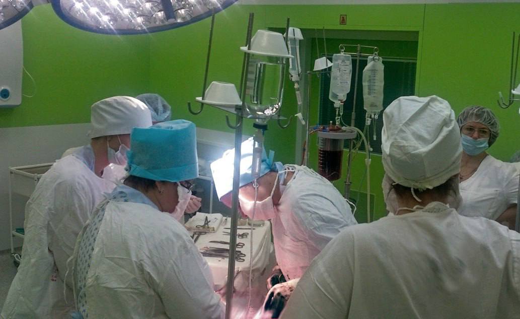‍ В Воронеже женщина в 40 лет стала мамой в 12-й раз  Первые 9 детей появились на свет естественным путём без осложнений. Однако десятые роды завершились кесаревым сечением, после которого возникли осложнения. Ещё более сложной стала одиннадцатая беременность — врачи столкнулись с опасным врастанием плаценты в рубец и угрозой массивного кровотечения. Было проведено экстренное кесарево сечение, выполнена ювелирная реконструктивная операция.   В этот раз женщина родила здорового мальчика весом 3540 г и ростом 54 см. Теперь в семье воспитываются 8 девочек и 4 мальчика. На этом наверное уже - стоп?